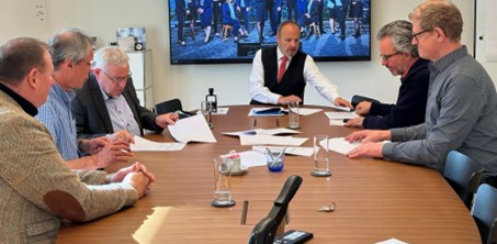 Abb. Beurkundung der Verträge: v.l.n.r: Gemeindeverband Chrüzmatt Hitzkirchertal: Raymond Neumann (Geschäftsleiter Chrüzmatt und Projektleiter Stöcklimatt), Orlando Pajarola (Verbands-präsident), Ivo Gerig (Sozialvorsteher Gde Schongau); Peter Stadelmann (Notar); Stiftung Abend-rot: Christian Geser (Leiter Immobilien) und Karl Brenk (Projektleiter Immobilien); [Quelle: 2024 Gemeindeverband Chrüzmatt Hitzkirchertal]